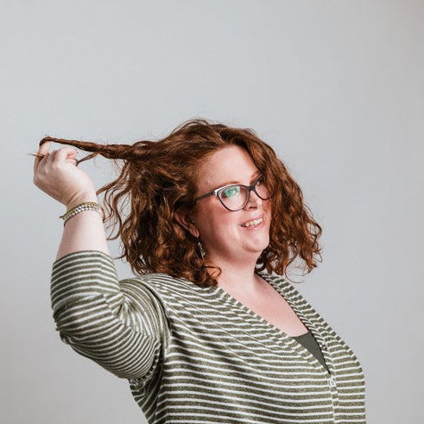 Close-up of the conditioner bar’s textured surface highlighting natural ingredients and fresh scent beads for nourishing