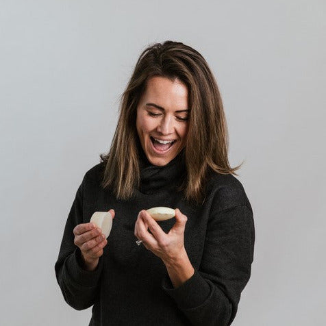 Close-up of the be STRONG shampoo bar’s textured surface revealing nourishing herbal ingredients and subtle floral scent