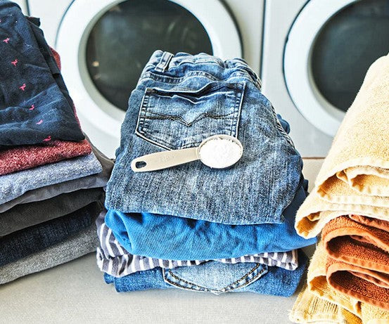 Clean folded laundry with etee plastic-free laundry detergent concentrate powder, ultra-concentrated eco-friendly formula for bright whites and colours, scoop not included with detergent purchase