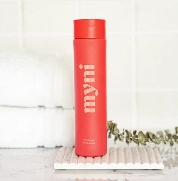 Close-up of Myni Shampoo Starter Set bottle cap with textured grip and eco-friendly labeling detail