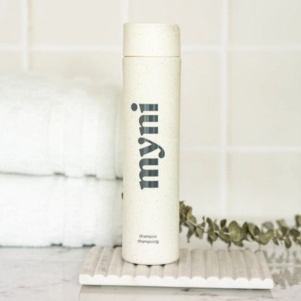 Close-up of the Myni Shampoo Starter Set label showcasing natural ingredients and gentle formula details.