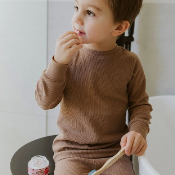 Close-up of the TANITABS Strawberry Toothpaste Tablets label highlighting the eco-friendly packaging and vibrant berry
