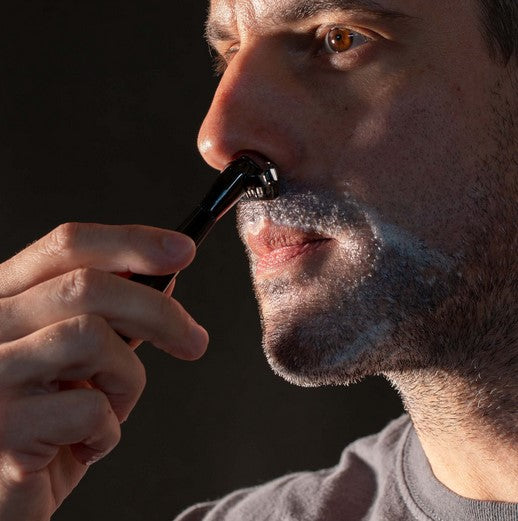 Close-up of the Thorn Razor’s textured silver handle grip with subtle engraved lines and precise blade alignment at a slight