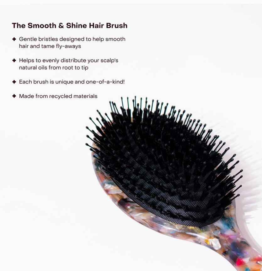 Close-up of the Everist Smooth & Shine Hair Brush’s textured rubber grip and sleek, ergonomic handle for comfortable styling.