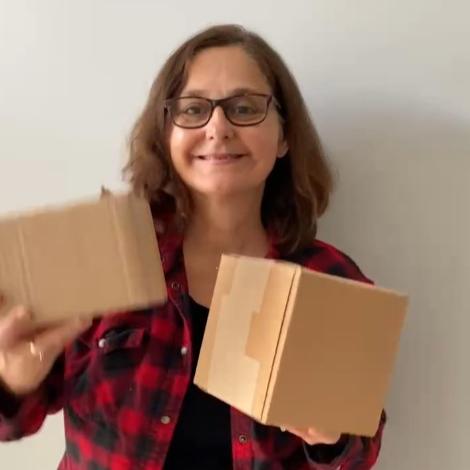 Close-up of the eco-friendly kraft paper lid with a recyclable paper string tie and embossed leaf logo detail on the Eco