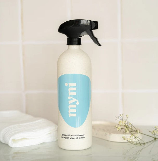 Close-up of the wheat straw material and textured finish on the reusable spray bottle cap for durable grip.