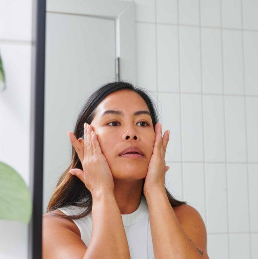 Dropper lid and amber glass bottle cap with textured grip detail, angled to showcase the leak-proof sealing feature.