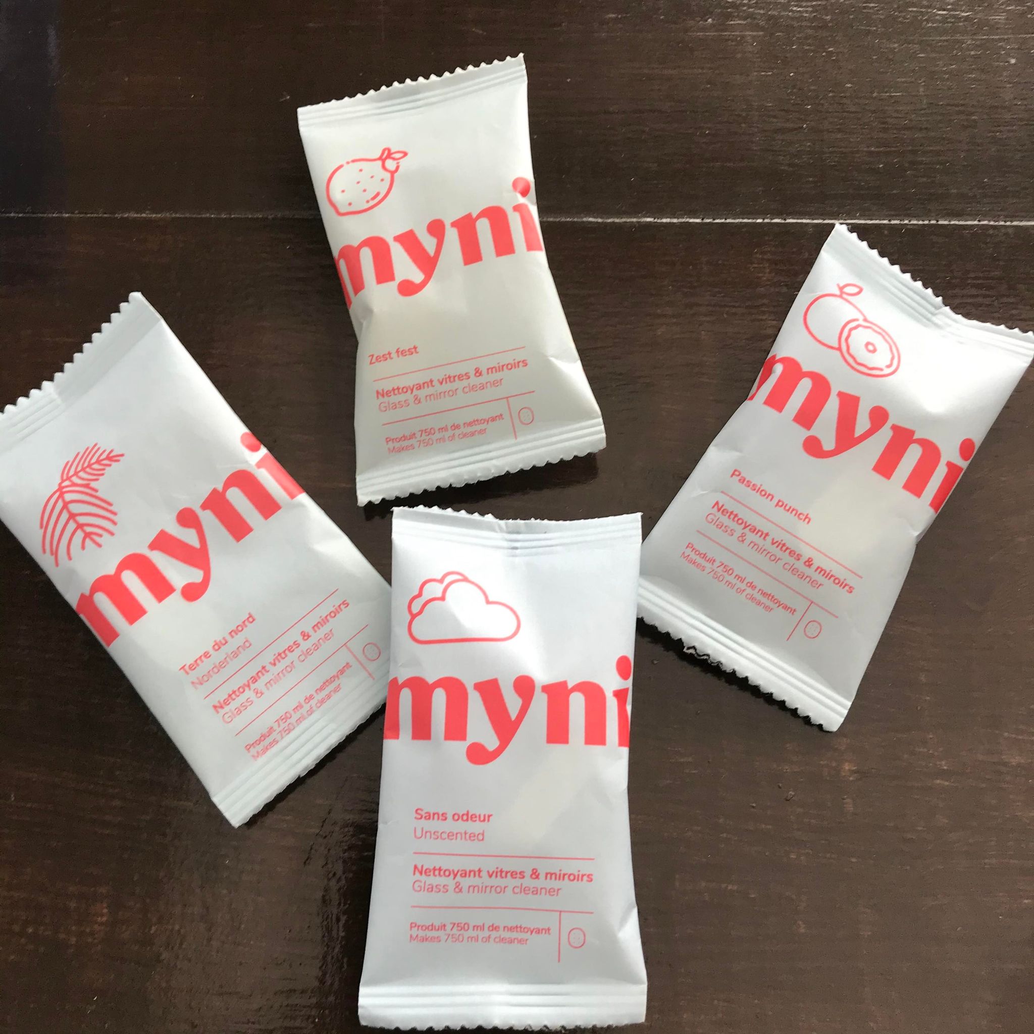 Myni glass and mirror cleaning tablets in black spruce scent, Canadian-made eco-friendly tablets for sparkling clear glass