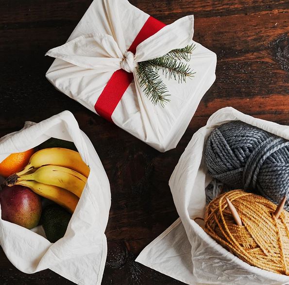 Organic cotton etee bento bag in natural beige with eco-friendly fabric handles, designed for reusable gift wrapping and